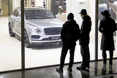 Россиянин на Bentley срывал погоны с полицейских и прыгал на забор - lenta.ru - Тюмень - Тюменская обл.