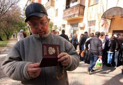 Зачем Россия раздает паспорта жителям ОРДЛО и гонит их на выборы - facenews.ua - Россия - Украина - Ордло