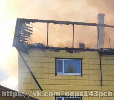 Под Приозерском вспыхнул частный трехэтажный дом — фото - ivbg.ru - Украина - Приозерск - район Приозерский - Ленобласть