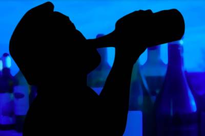 Олег Салагай - В Минздраве сообщили о снижении потребления алкоголя в России - aif.ru - Россия