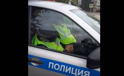 Видео с уснувшими сотрудниками ДПС стало поводом для служебной проверки - lipetskmedia.ru - Россия - Липецкая обл. - Липецк