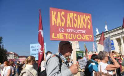 После митинга литовского Движения семей толпа людей собирается у сейма - obzor.lt - Литва - Вильнюс