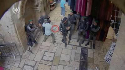 Видео теракта в Иерусалиме: так врач с ножом напал на пограничника - vesty.co.il - Израиль - Иерусалим - с. Кадры