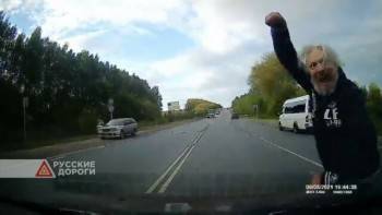 Поехавший старичок с яростью Халка крушил машины на трассе - vologda-poisk.ru - респ. Чувашия - Алтайский край