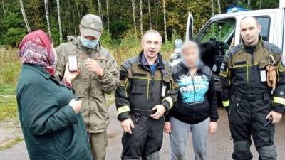 Спасатели помогли пенсионеркам выбраться из леса в Москве - vm.ru - Москва