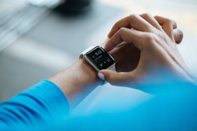 Мин-Чи Куо - Марк Гурман - "Умные" часы Apple Watch Series 8 получат встроенный градусник, а AirPods 2022 - пульсометр - actualnews.org