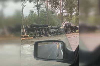 Водители встали в пробку на Мурманском шоссе из-за перевернувшегося бензовоза - spb.mk.ru - Ленинградская обл. - Санкт-Петербург - Мурманск
