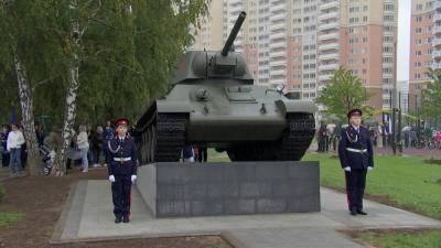 В новом Сквере Победы в Некрасовке установили на постамент танк Т-34 - tvc.ru