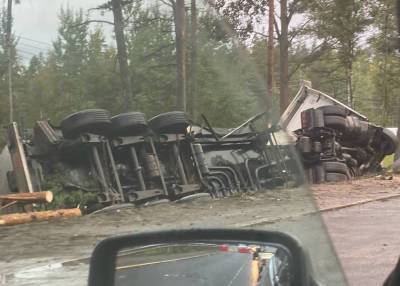 На трассе «Кола» под Петербургом продолжают устранять последствия ДТП с участием фуры - neva.today - Ленинградская обл. - Санкт-Петербург - Мурманск