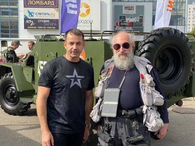 Анатолий Вассерман - Дмитрий Певцов - Певцов и Вассерман приняли участие в шествии Военно-технического общества - tvc.ru - Москва - Россия
