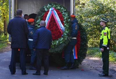 Владимир Путин - Дмитрий Медведев - Евгений Зиничев - Вячеслав Володин - Михаил Мишустин - Валентина Матвиенко - Главу МЧС Зиничева похоронили на Северном кладбище в Петербурге - tvc.ru - Москва - Россия - Санкт-Петербург - Норильск