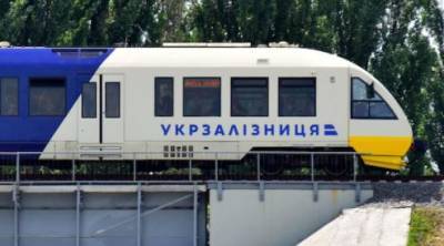 Работники «Укрзализныци» отремонтировали сломанную лампу с помощью медицинского лейкопластыря. ФОТО - enovosty.com - Ивано-Франковск - Полтава