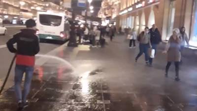 Мойщики улиц окатили прохожих водой на Невском проспекте - dp.ru