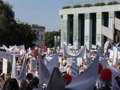 В Варшаве тысячи медиков вышли на акцию протеста - unn.com.ua - Украина - Киев - Польша - Варшава
