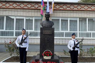 Феликс Дзержинский - Бюст Феликса Дзержинского установили возле краснодарской школы №32 - kuban.mk.ru - Россия - Краснодарский край - Краснодар