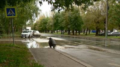 На улице Каракозова утекающая из сетей вода размывает асфальт - penzainform.ru