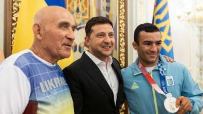 Владимир Зеленский - Зеленский наградил заслуженных спортсменов Украины - lenta.ua - Украина