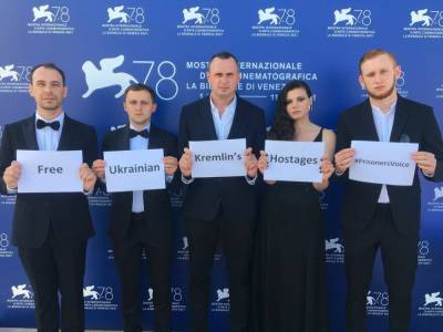 Олег Сенцов - Перед премьерой фильма Сенцова на Венецианском кинофестивале прошла акция в поддержку украинских политзаключенных Кремля - gordonua.com - Россия - Украина - Крым - Луганская обл. - Донецкая обл.