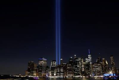 Над Нью-Йорком выросли две колонны света в память о терактах 9/11 - lenta.ru - Россия - Нью-Йорк - Нью-Йорк - шт.Пенсильвания