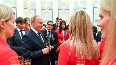 Владимир Путин - Подарки и благодарность Путина: как чествовали призеров Олимпиады в Кремле - 5-tv.ru - Россия - Токио - Япония - Бразилия
