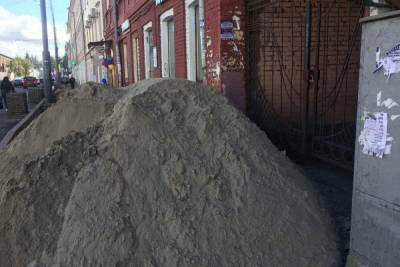 Плевать на горожан: в Ярославле дорожные рабочие заблокировали проходы на Комсомольской - yar.mk.ru - Ярославль