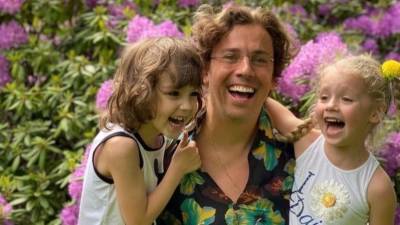 Алла Пугачева - Максим Галкин - Гарри Галкин - Кристина Орбакайте - Елизавета Галкина - Максим Галкин показал домашний спектакль в исполнении своих детей Лизы и Гарри - 5-tv.ru - Московская обл. - деревня Грязь, Московская обл.