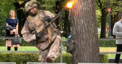 По улицам Риги бегают люди в военной форме, стреляют из автоматов и пугают горожан - eadaily.com - Рига