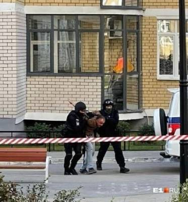Валерий Горелых - В Екатеринбурге многоэтажку оцепили из-за жильца с гранатой - znak.com - Россия - Екатеринбург - Свердловская обл.