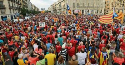 Сотни тысяч каталонцев вышли на марш за независимость в Барселоне (ФОТО) - dsnews.ua - Украина - Испания - Барселона - Каталония