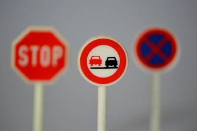 Житель Смоленской области демонтировал дорожные знаки, чтобы огородить свой участок - mk-smolensk.ru - Смоленская обл.
