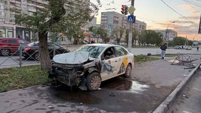 Такси в Омске выехало на тротуар и сбило трех человек - iz.ru - Россия - Израиль - Омск - Самарская обл.