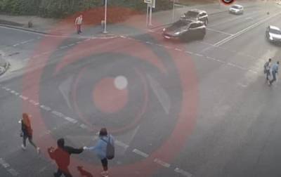 В Днепре Mercedes сбил четырех человек и врезался в жилой дом - korrespondent.net - Украина - Днепр