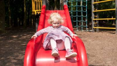 Мама вызвала споры после признания, что оставила 3-летнюю дочь одну в парке - rbnews.uk