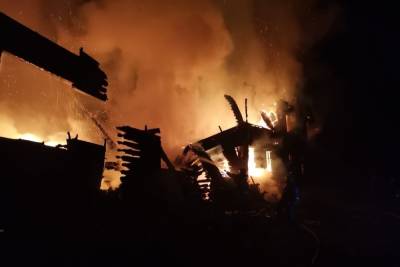 На окраине Архангельска сгорел деревянный многоквартирный дом - arh.mk.ru - Архангельск