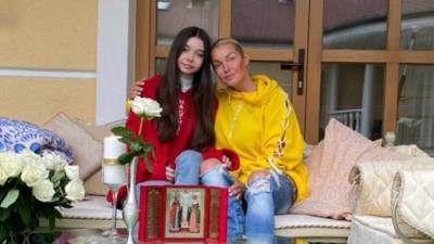 Анастасий Волочков - Балерина Анастасия Волочкова - Волочкова устроила танец с тортом на дне рождения крестницы - 5-tv.ru