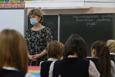 На учителях в пяти российских регионах протестируют новую систему оплаты труда - lenta.ru - Россия