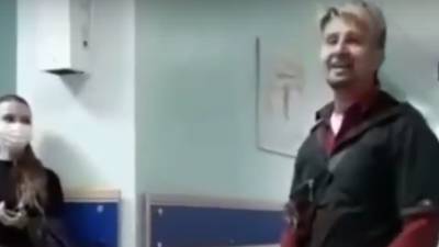 В тюменской поликлинике местный житель развлекал очередь бесплатным концертом - nashgorod.ru - Тюмень