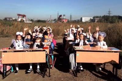 В Красноярске урок для детей провели в поле, потому что им не построили школу - znak.com - Красноярск - Первомайск