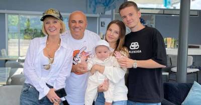 8-месячная внучка Валерии прогулялась с родителями в коляске за 70 тысяч рублей - skuke.net