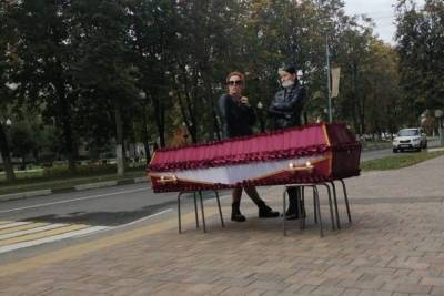 Иван Голунов - Россиянка привезла гроб с телом сестры к администрации города - gubdaily.ru - Московская обл.