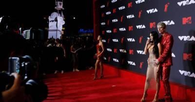 Меган Фокс - Меган Фокс появилась на красной дорожке MTV Video Music Awards в прозрачном платье - prm.ua - Украина