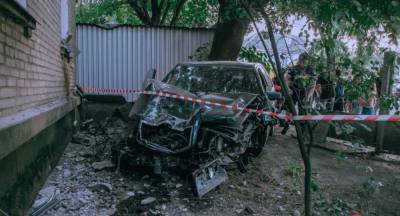 В Днепре Mercedes сбил пешеходов, снес светофор и врезался в дом: 6 пострадавших (фото, видео) - sharij.net - Днепр