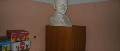 Із бюстом Леніна та засекреченим виходом. У мережі показали таємний бункер для компартії (фото) - w-n.com.ua - Украина