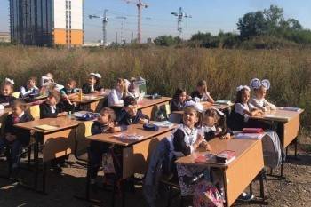 Родители посадили детей за парты на пустыре, где власти 5 лет обещают построить школу - vologda-poisk.ru