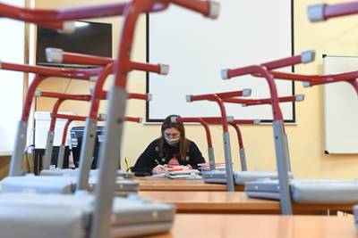 Ярослав Нилов - В Госдуме поддержали эксперимент с зарплатами учителей - lenta.ru - Нижегородская обл. - Белгородская обл. - Ярославская обл. - Сахалинская обл. - республика Мордовия