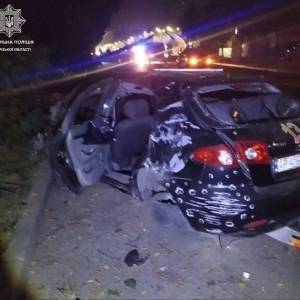 На запорожском проспекте автомобиль снес деревья и столб. Фото - reporter-ua.com - Запорожская обл. - Запорожье