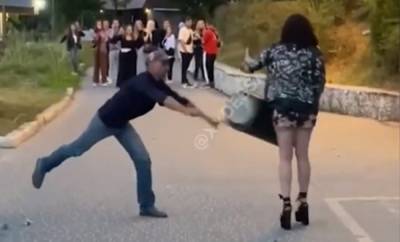 Мужчина запустил в девушку урну с мусором на глазах у прохожих: видео разборок в Одессе - politeka.net - Украина - Одесса