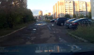В Глазове исчезает асфальт около гаража скорой помощи - gorodglazov.com