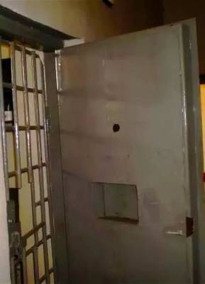 Латвия: пьяная женщина устроила дебош и сорвала двери с петель изолятора - argumenti.ru - Москва - Латвия