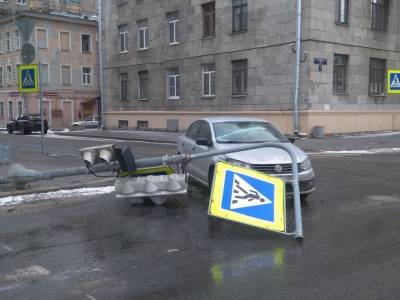 «Светофор решил вздремнуть»: ураган сносил деревья, балконы и дорожные знаки в Петербурге (видео) - rosbalt.ru - Санкт-Петербург